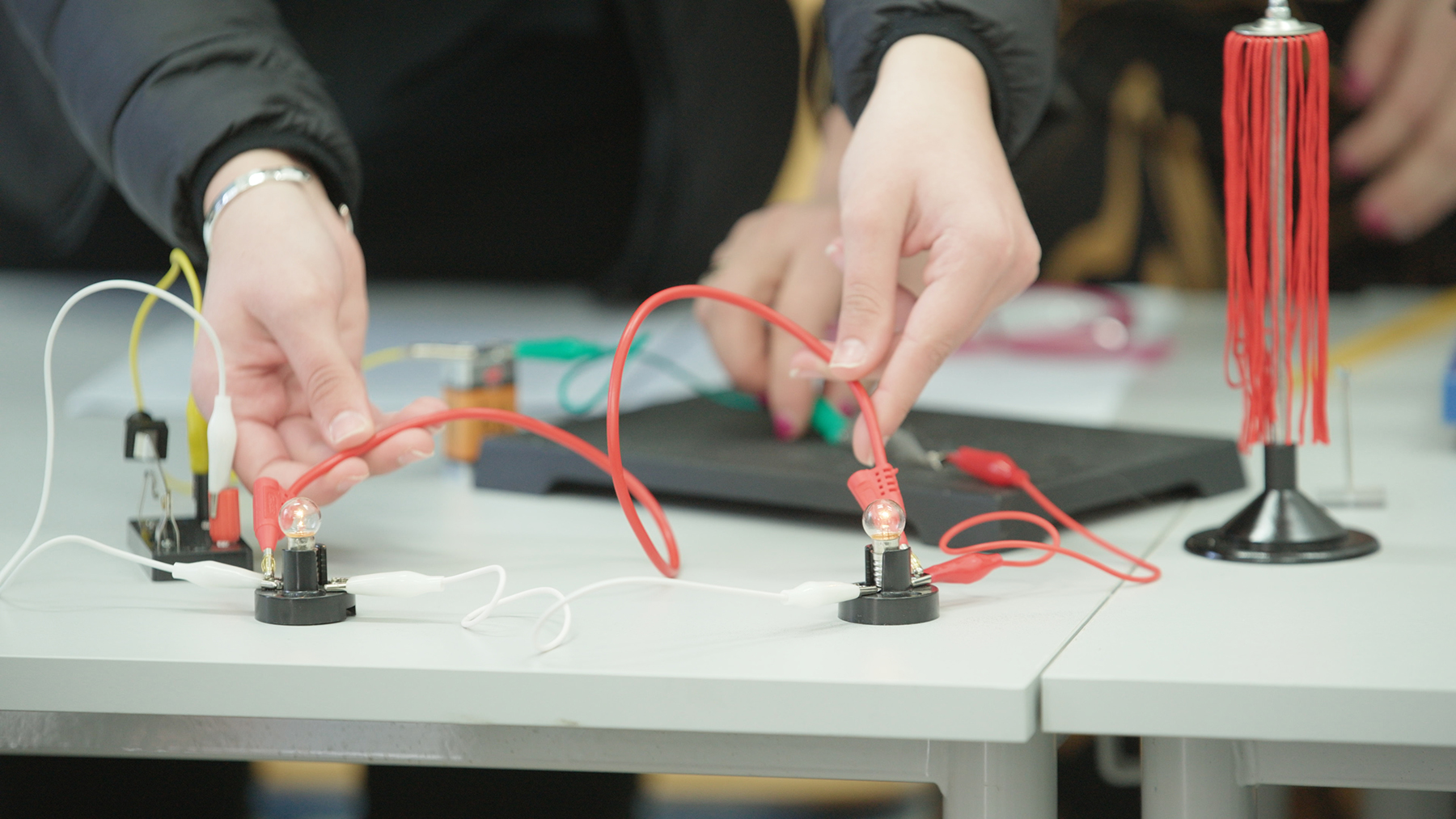 ElvalHalcor and Cenergy Holdings support the Bodossaki Foundation’s ‘Experience Science’ programme